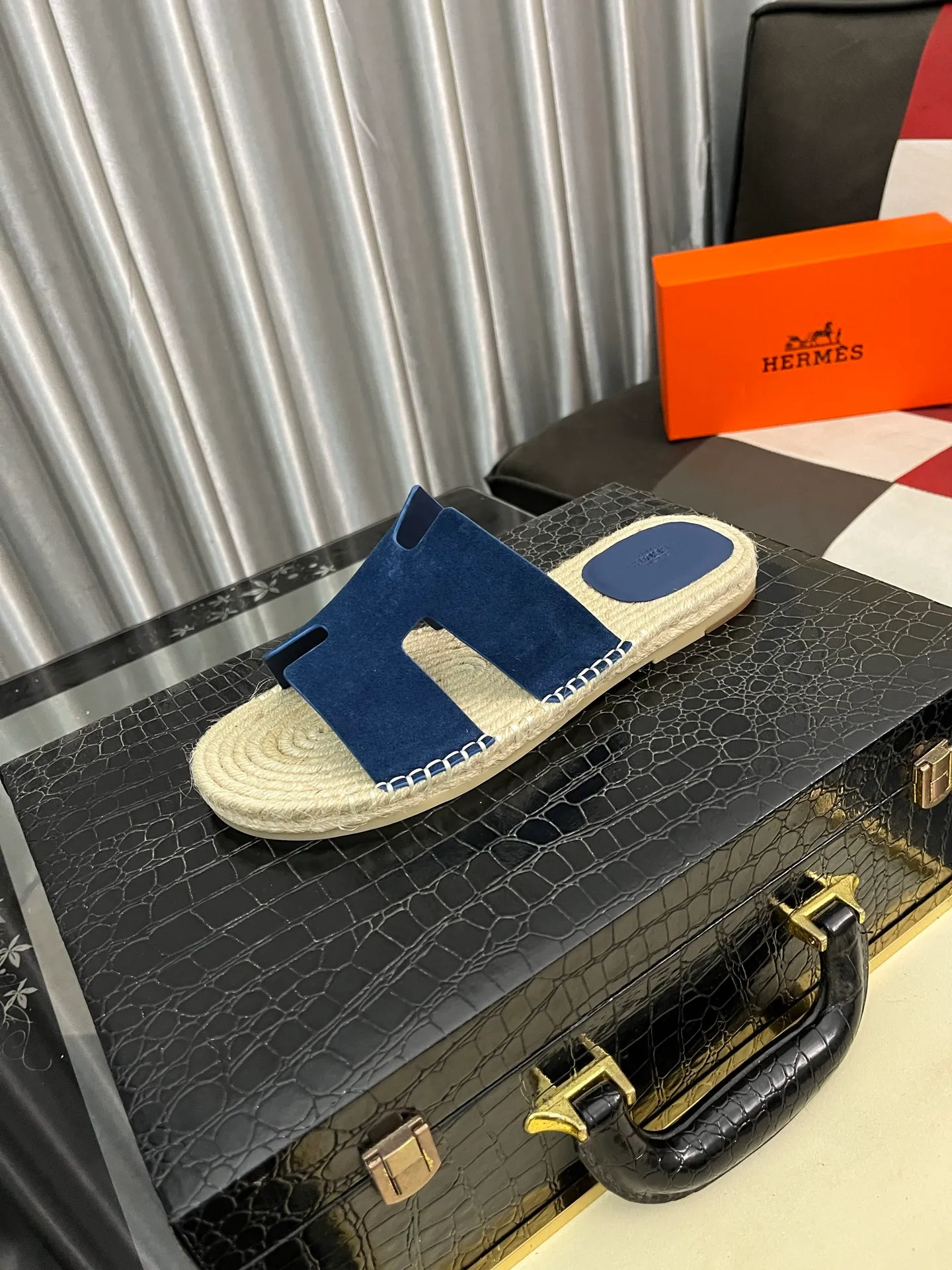 Men's shoes 💰320⌚️⌚️《HERMES》Hermès 💁♂️Men's casual slippers, quality comparison at counters🧚🏿♂️ The first layer of the upper is imported high mercerized matte, purely hand-drawn, raw rubber breathable and non-slip outsole, the lining is breathable and comfortable lambskin, the density is 100% comfortable, the original rubber outsole is wear-resistant and has a code number of 38-44. Can be customized 45-46-47
